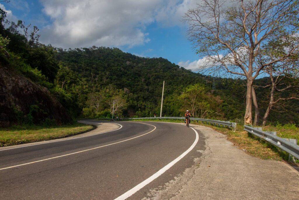 bergweg met Iza op de fiets