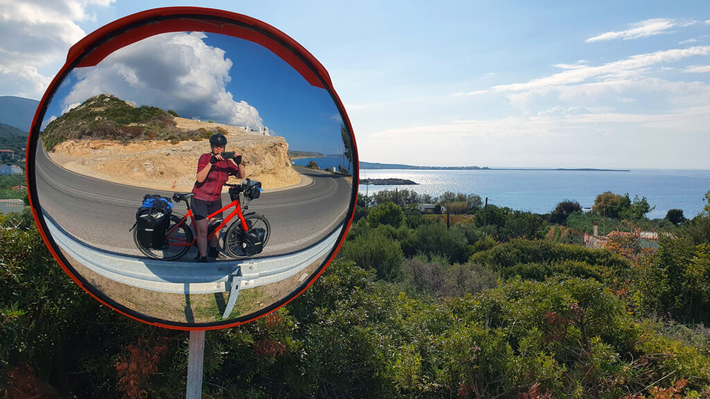 carla-fotografeert-zichzelfin-bolle-spiegel-met-koga