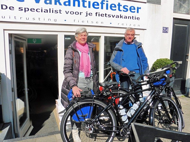 Paul en Fransisca staan heerlijk in het zonnetje hun mooie Idworx oPinions te showen.