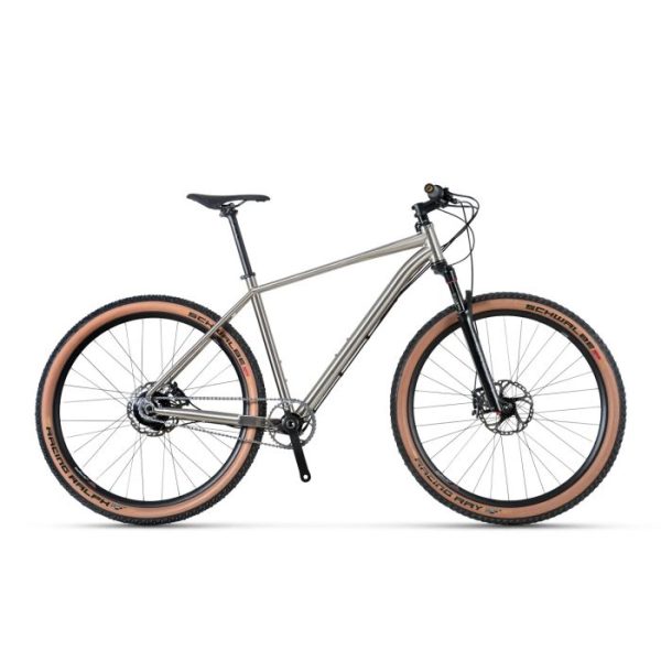 Dit is het nieuwste model. Ons afgeprijsd showroomodel heeft een vaste DD voorvorkk