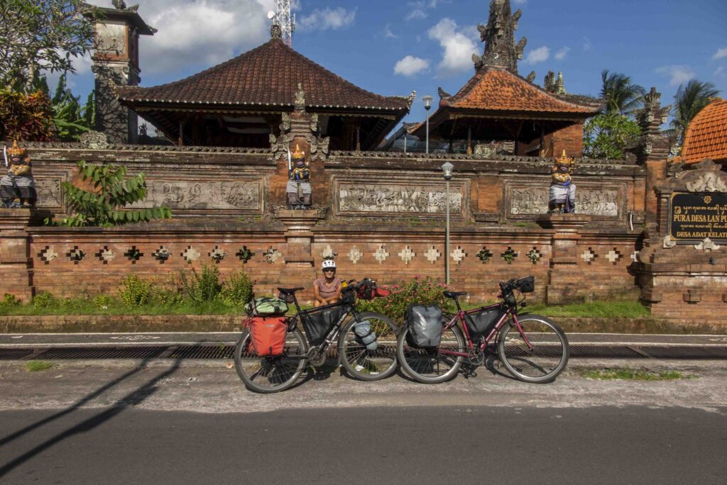 vakantiefietsen bij tempel op Bali