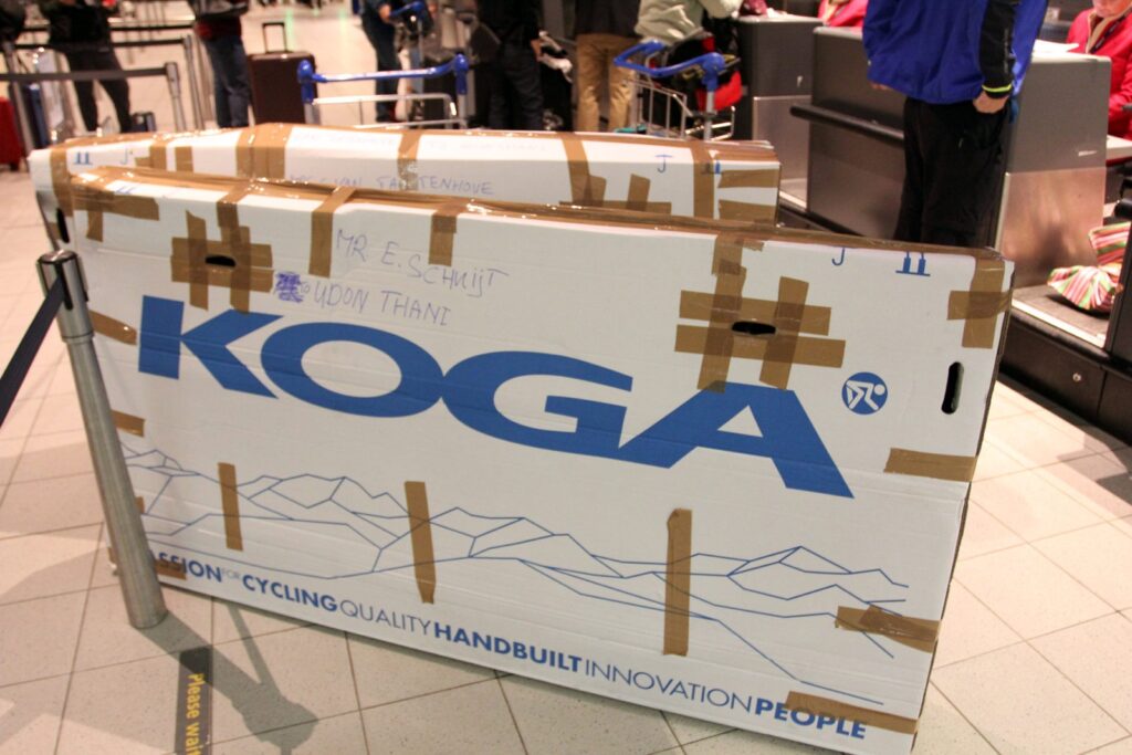 Koga fietsdoos op Schiphol. Vertrek voor een fietstocht langs de Mekong. Die tocht ging door Thailand, Laos, Cambodja en Vietnam