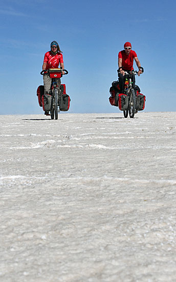 Eric en Carla fietsen op het Salar de Uyuni