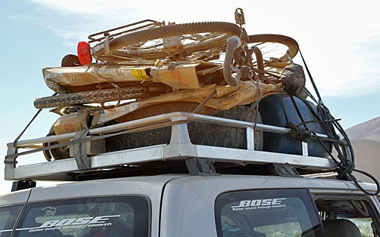 Fietsen op het dak van de jeep