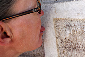 Carla likt aan de muur van het zouthotel