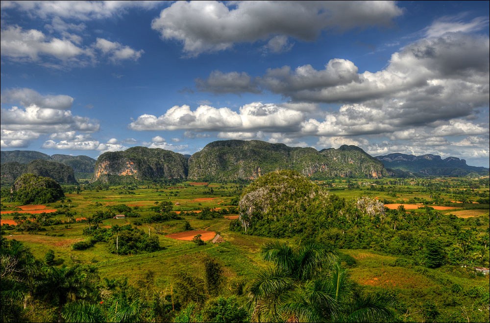 Uitzicht over landschap met bergen en Vinales vallei op Cuba
