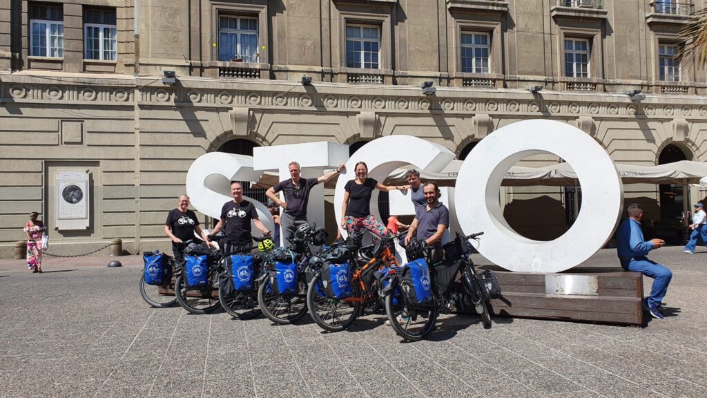 groepsfoto bij letters op Plaza de Armas