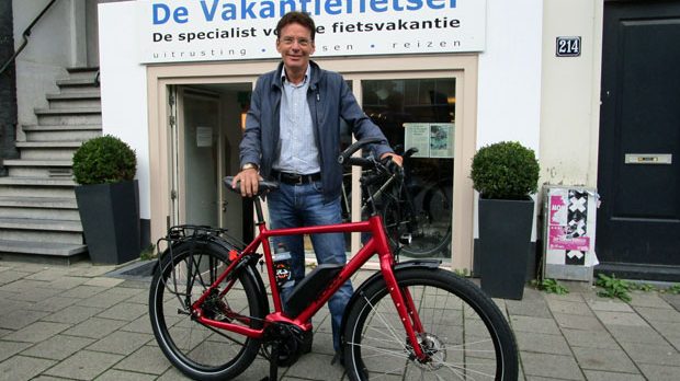 Een flitsende fiets, de Koga E-Worldtraveller Signature van Peter. De Rohloffnaaf op Peter zijn fiets wordt elektrisch geschakeld en om de levensduur van de naaf te verbeteren neemt de motor precies lang genoeg kracht terug om de druk op het schakelsysteem te verlichten. Daar is over nagedacht!