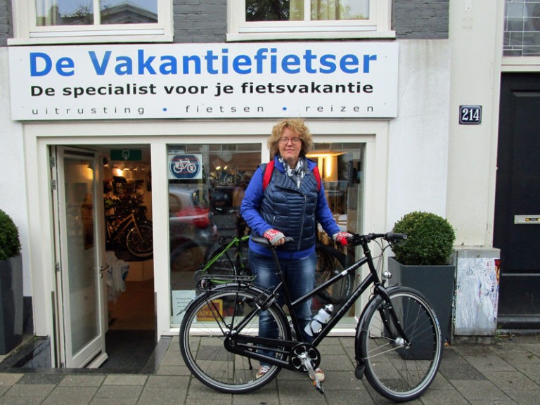 Kitty kwam haar nieuwe fiets ophalen om hier voortaan mee naar Bergen te fietsen. Veel plezier!