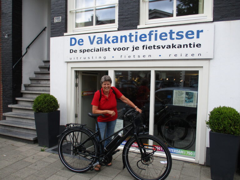 Agnes met haar nieuwe Idworx fiets voor De Vakantiefietser