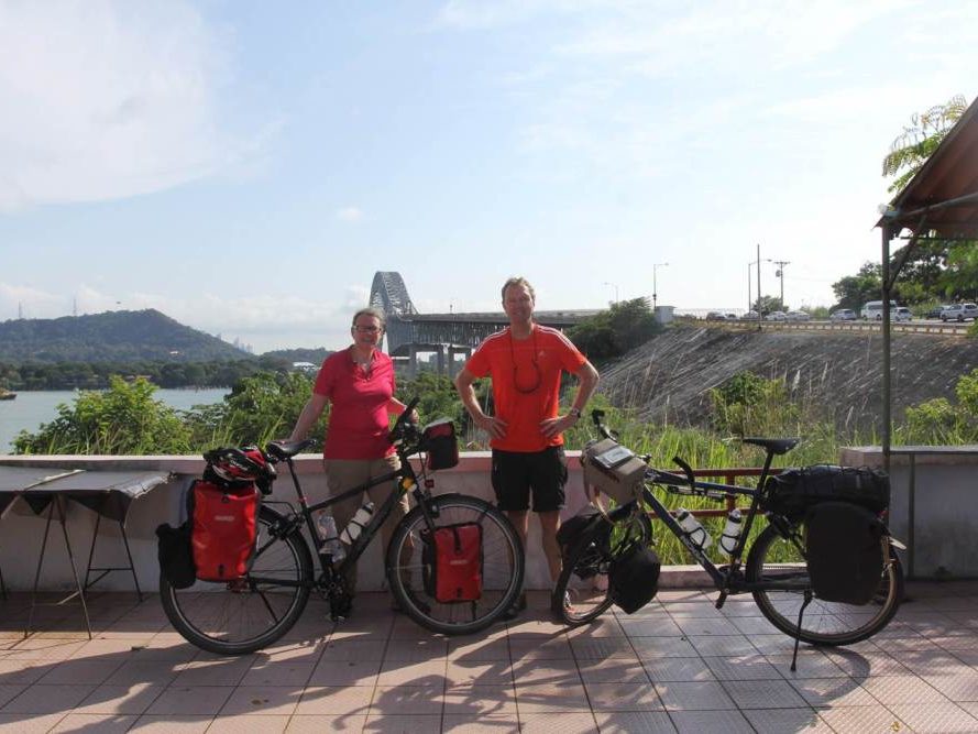 Carla en Eric naast hun fietsen in Panama